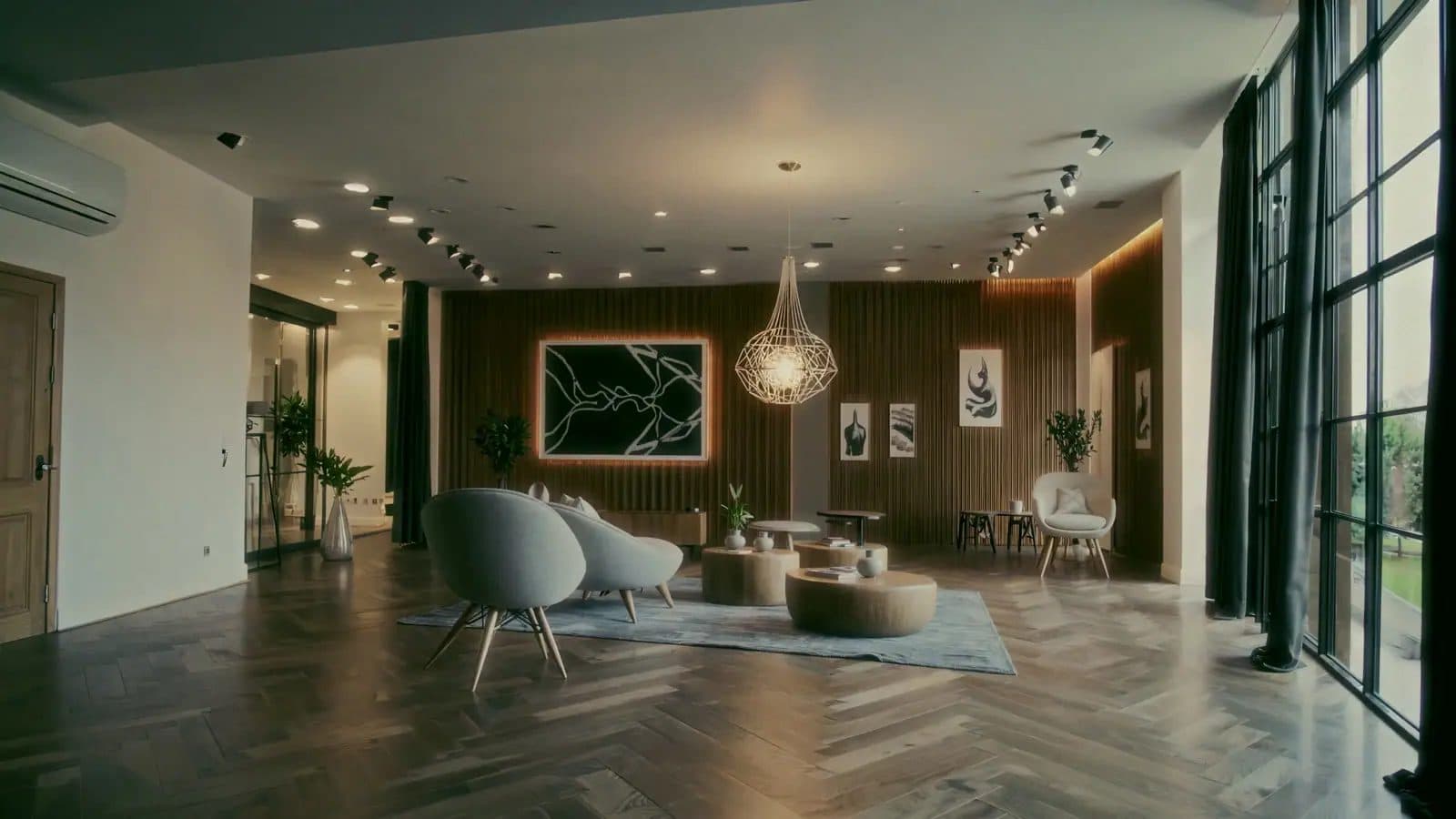 Sala de estar contemporânea com parede ripada e iluminação indireta — referência conceitual